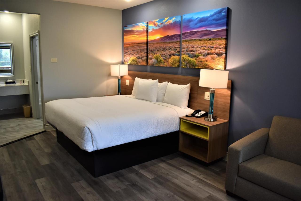 King Room - Non-Smoking at Days Inn & Suites by Wyndham Downtown/University of Houston