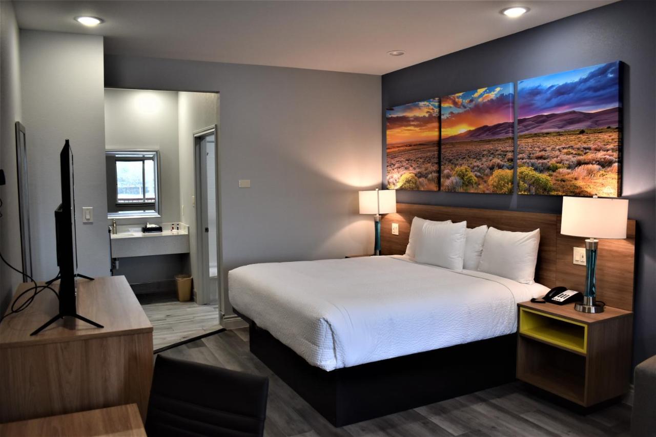 King Room - Non-Smoking at Days Inn & Suites by Wyndham Downtown/University of Houston
