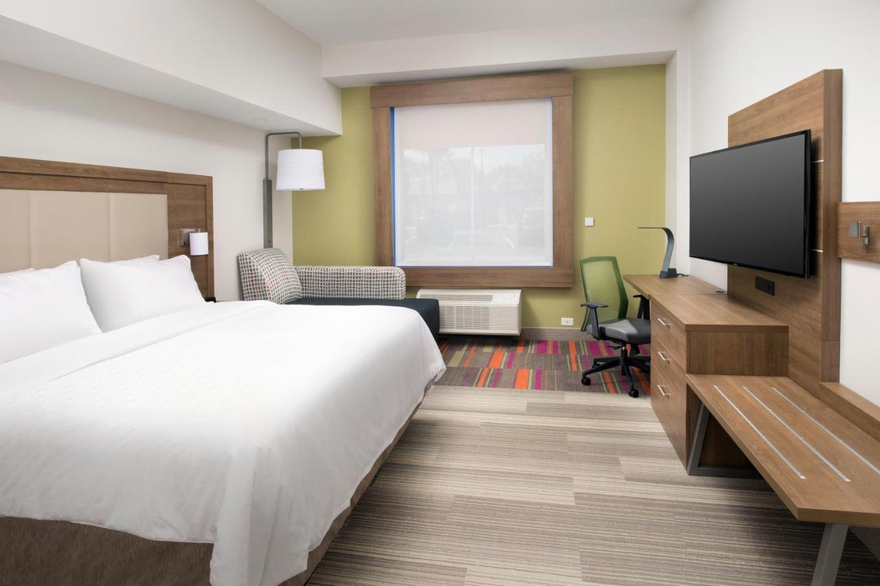 King Room - Hearing Accessible - Roll-in Shower at Holiday Inn Express Jacksonville Beach by IHG