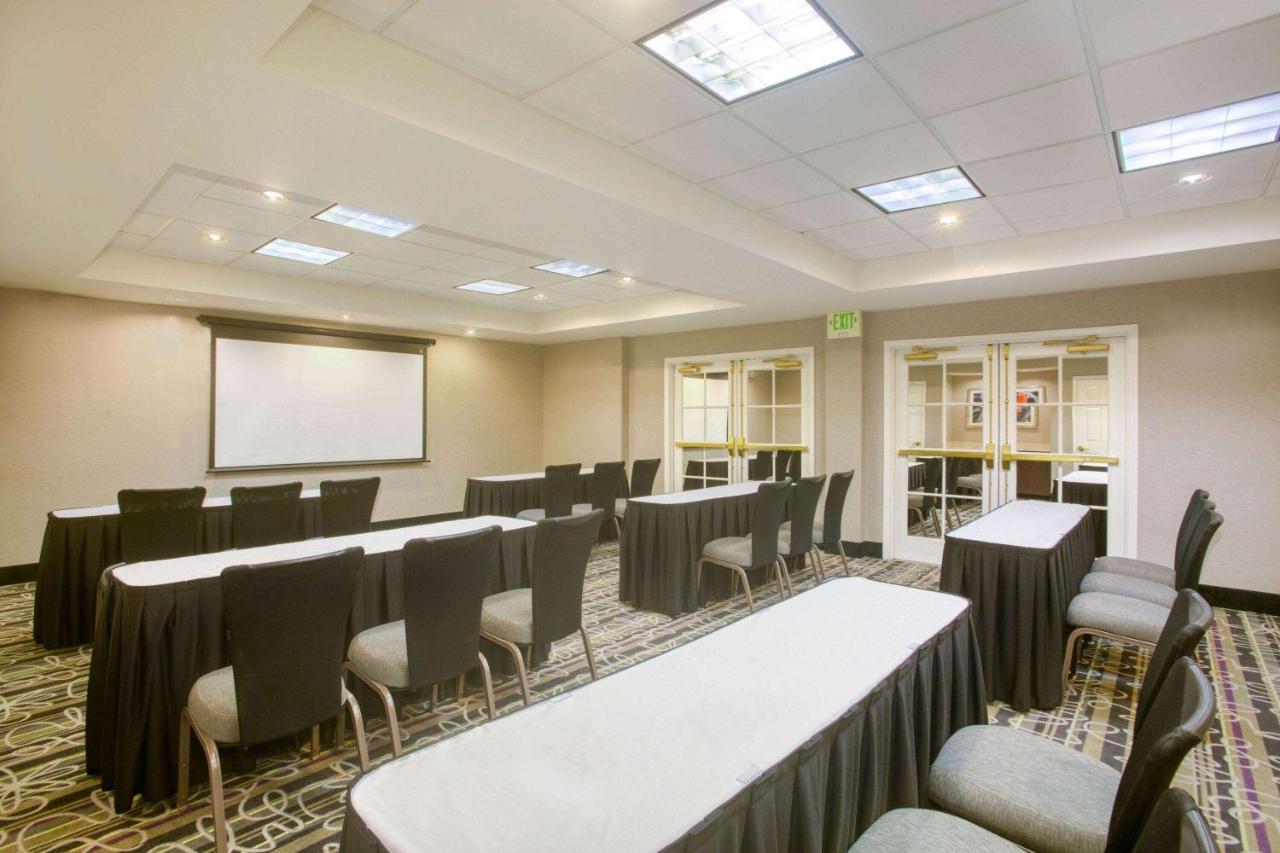 | La Quinta by Wyndham St. Louis Westport