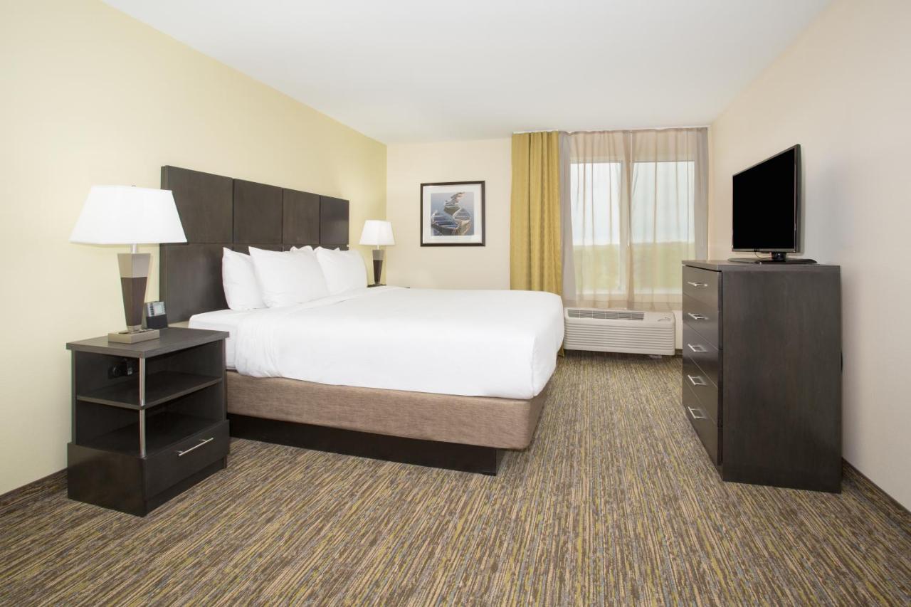 Queen Suite at Candlewood Suites Longmont, an IHG Hotel