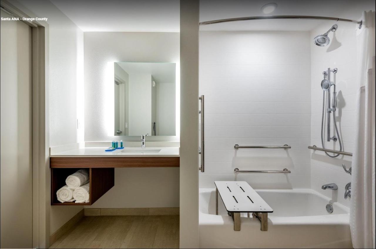 | Holiday Inn Express & Suites Santa Ana - Orange County, an IHG Hotel
