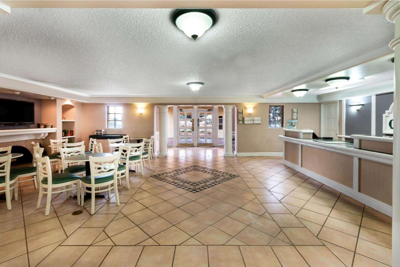 | La Quinta Inn by Wyndham Albuquerque Northeast