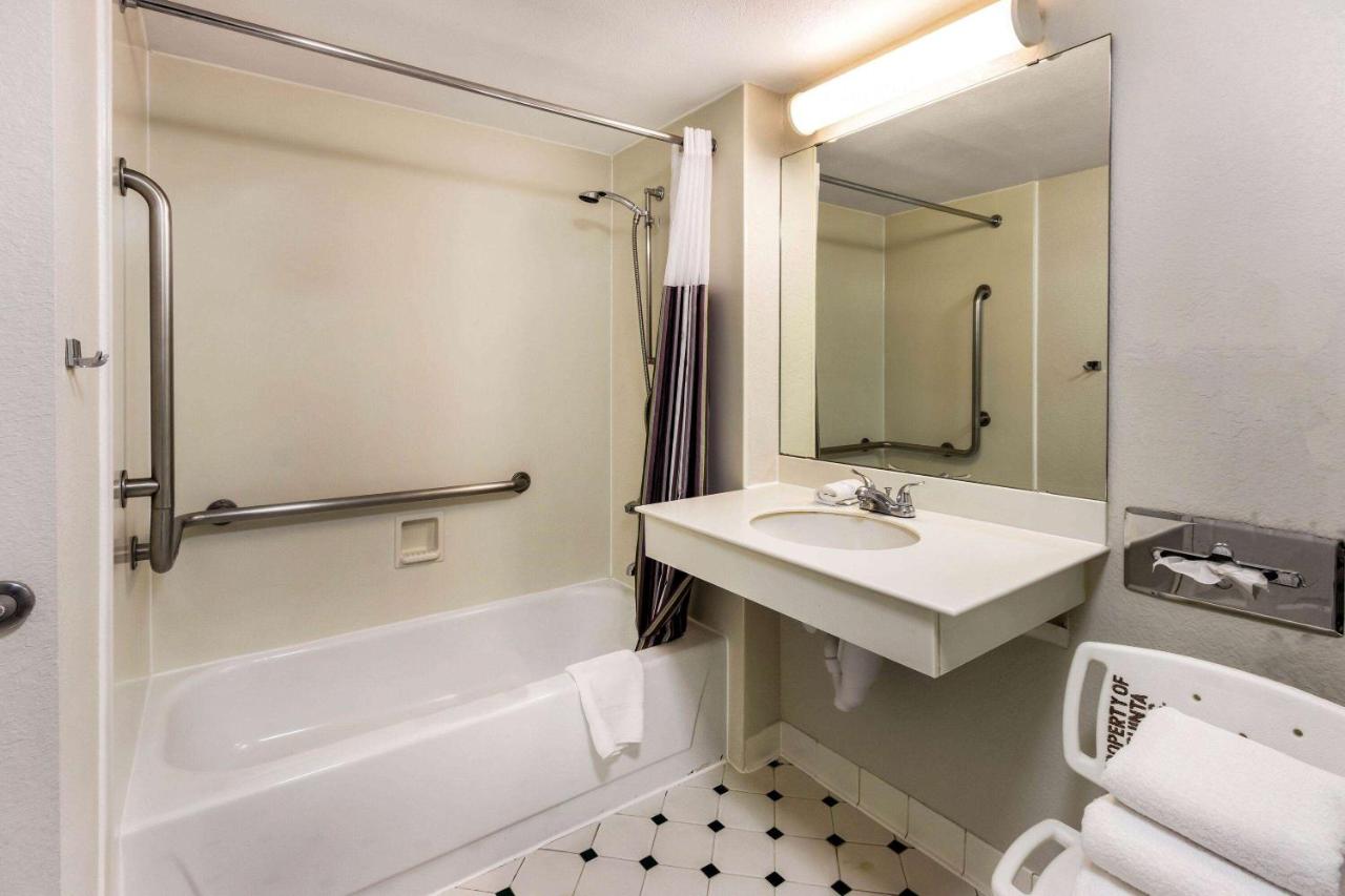 | La Quinta Inn by Wyndham Albuquerque Northeast