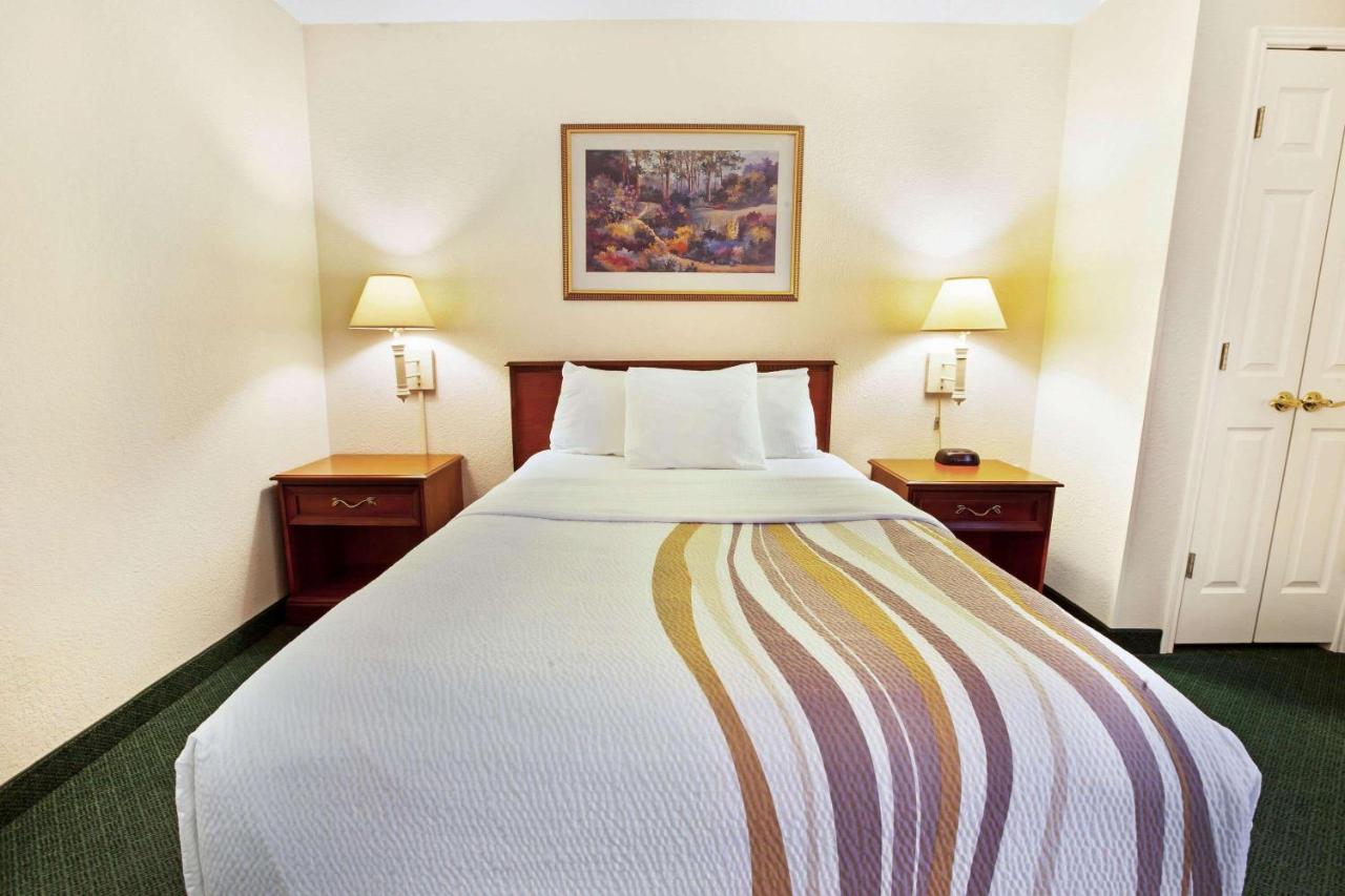| La Quinta Inn by Wyndham Detroit Canton