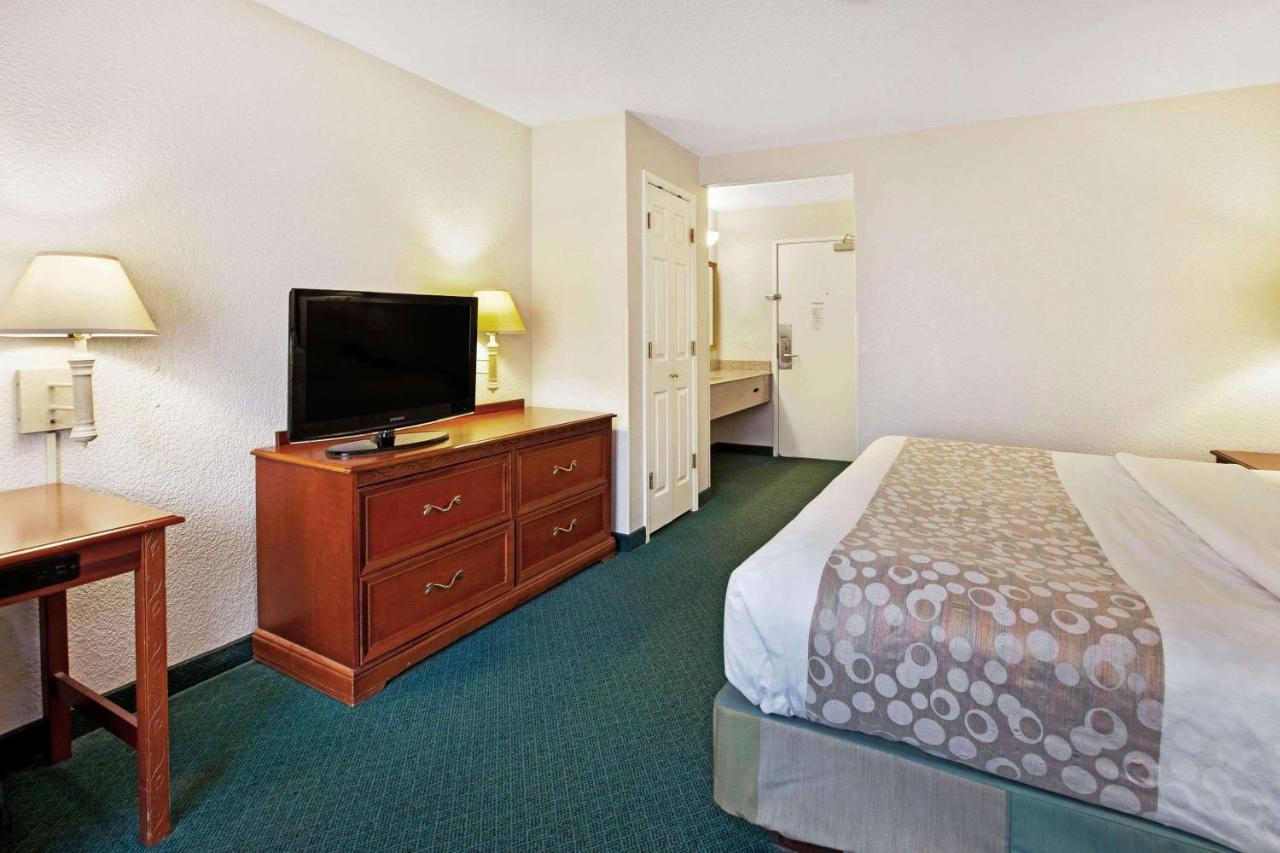 | La Quinta Inn by Wyndham Detroit Canton