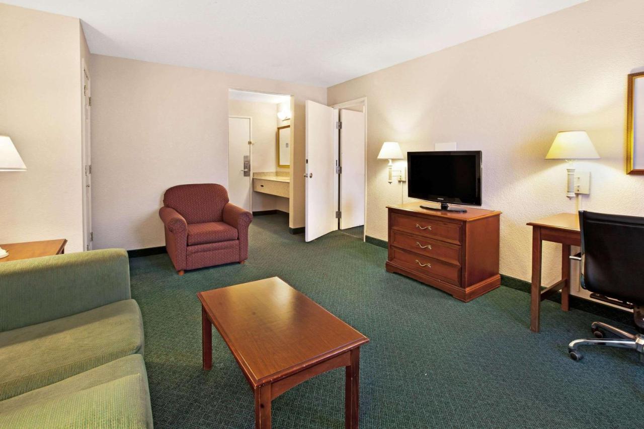 | La Quinta Inn by Wyndham Detroit Canton