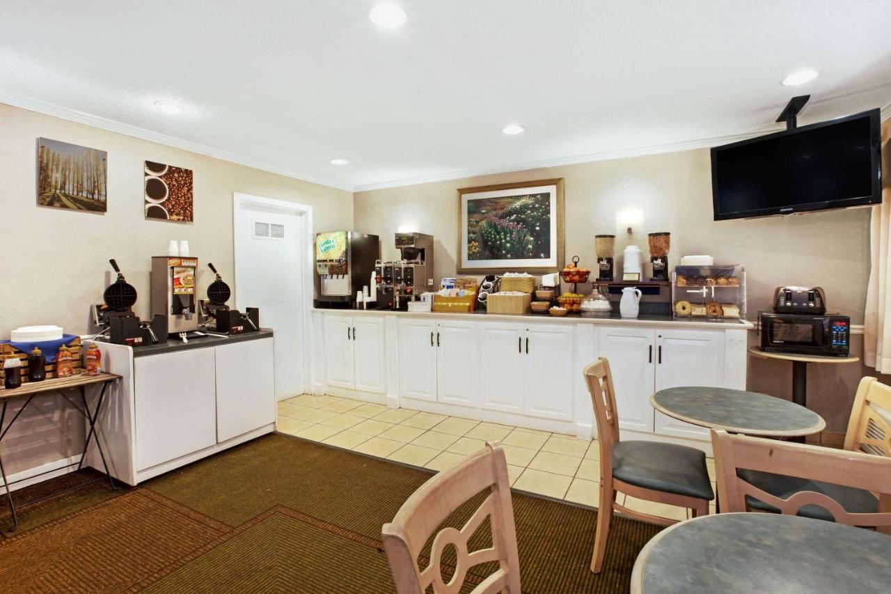 | La Quinta Inn by Wyndham Detroit Canton