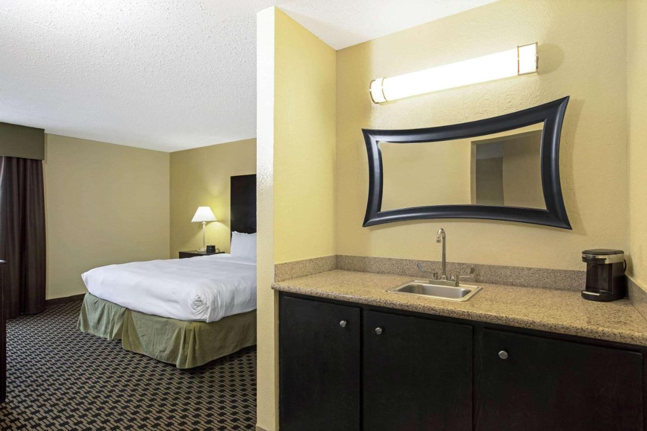 King Suite at La Quinta Inn & Suites by Wyndham Salina