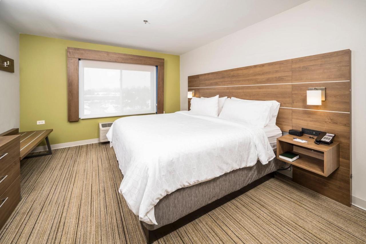 Deluxe King Room - Mobility Access at Holiday Inn Express Indianapolis South by IHG