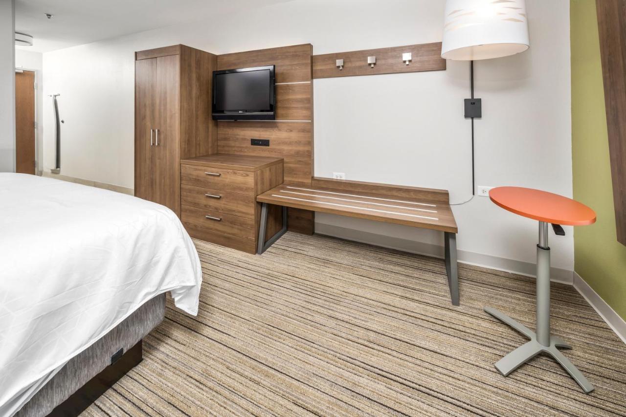 Deluxe King Room - Mobility Access at Holiday Inn Express Indianapolis South by IHG