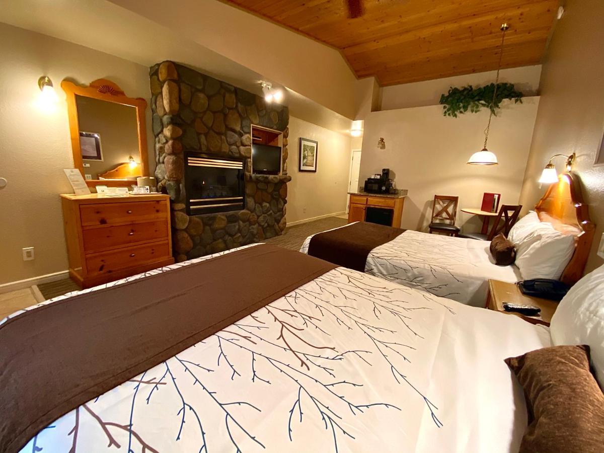 Deluxe Queen Room with Two Queen Beds at Majestic Mountain Inn