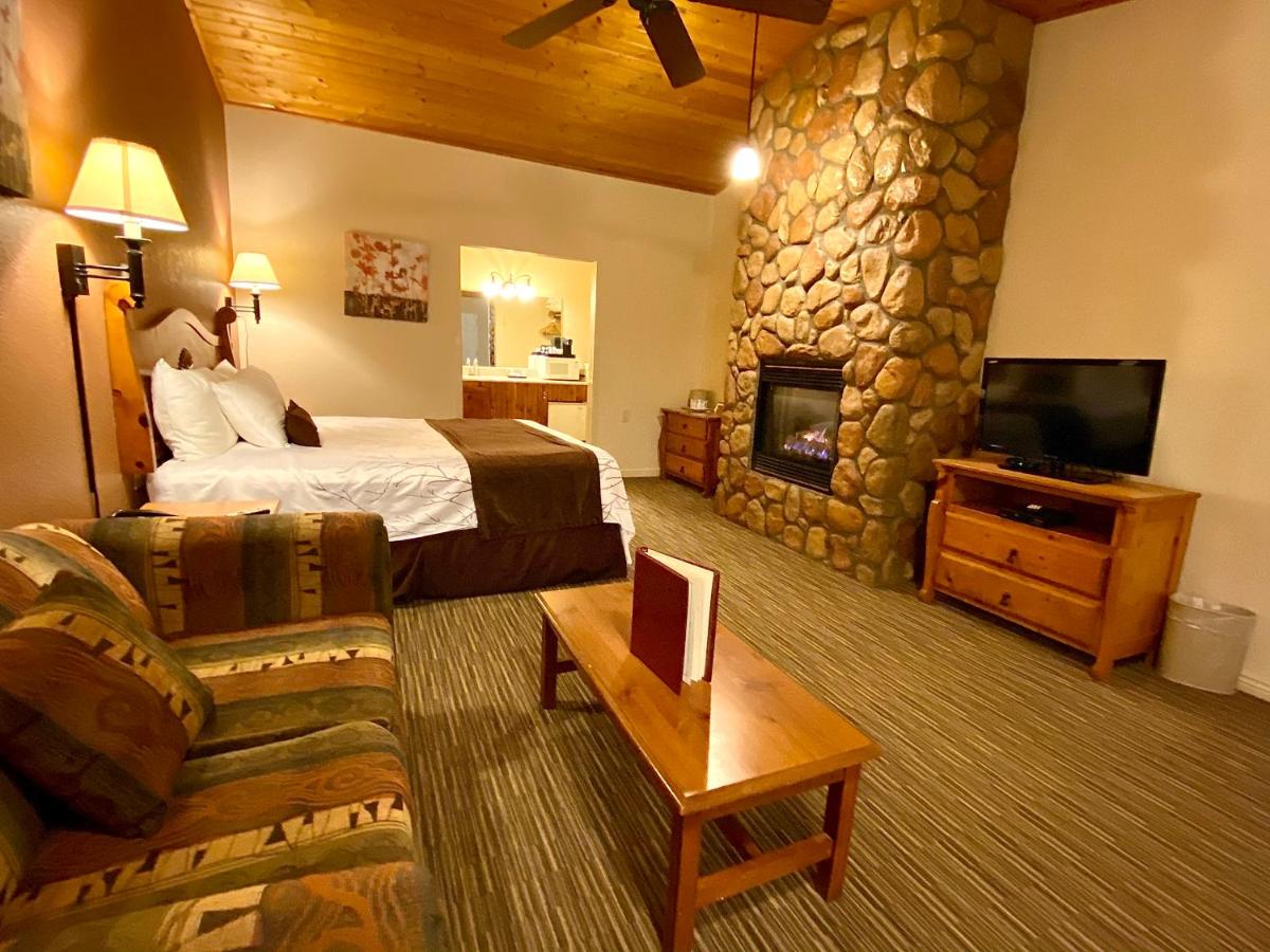Deluxe King Room at Majestic Mountain Inn