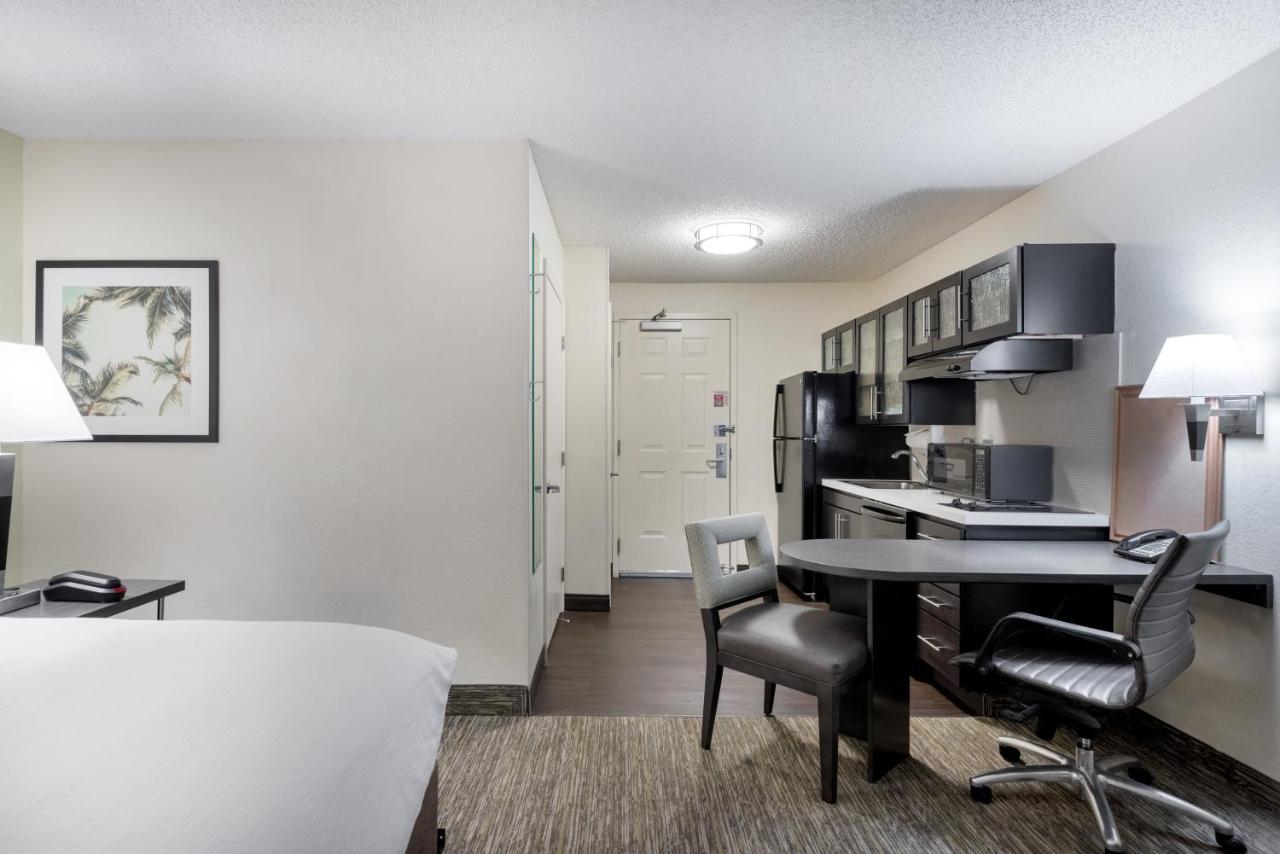 Queen Studio at Candlewood Suites Lake Mary by IHG