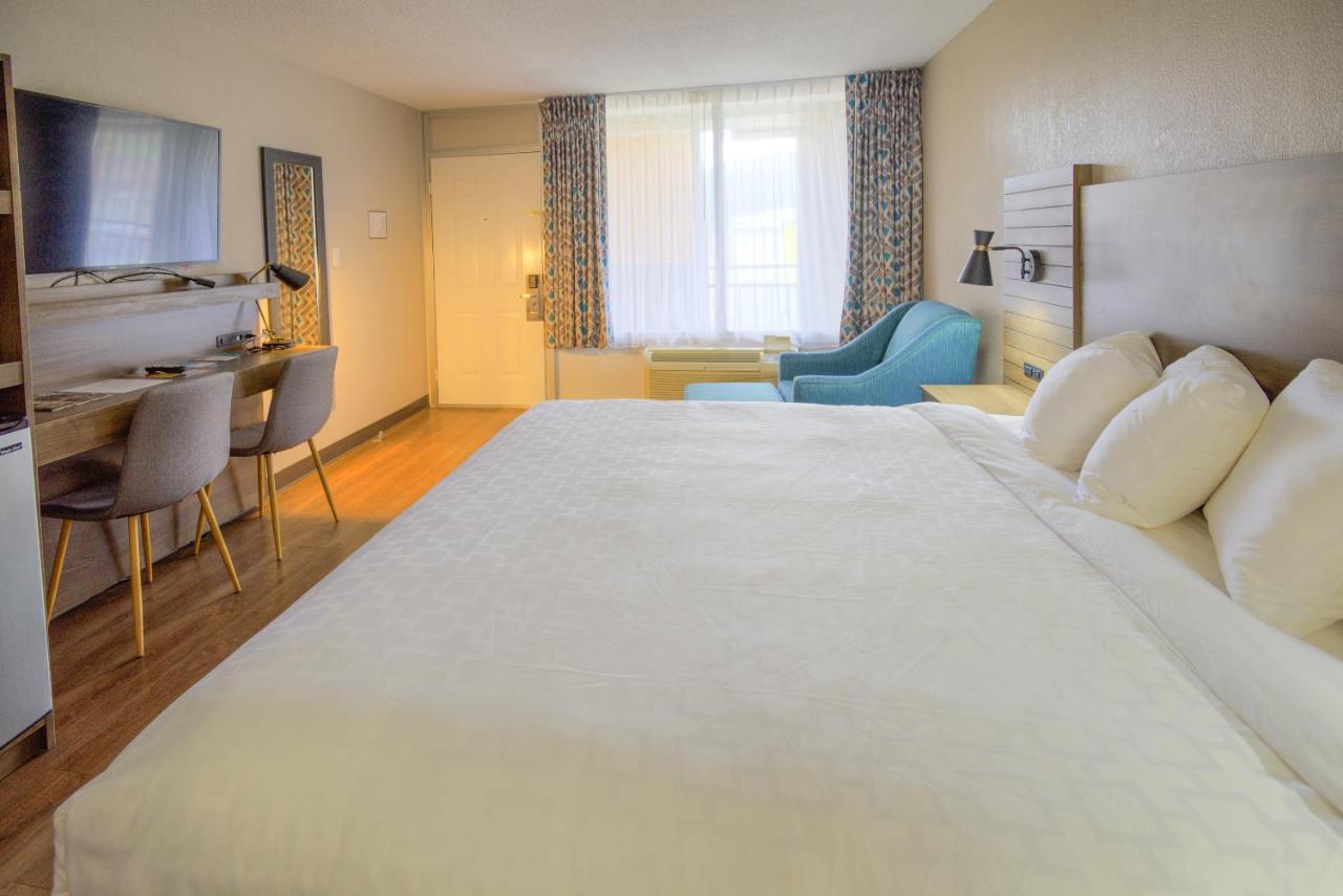 King Room - Non-Smoking at Clarion Pointe Downtown Gatlinburg