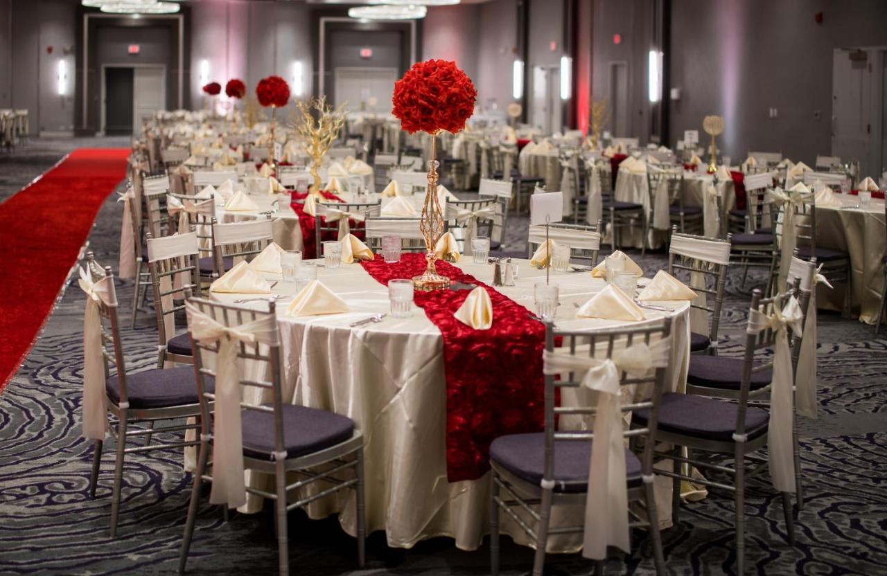 | Holiday Inn Chicago Nw Crystal Lk Conv Ctr, an IHG Hotel
