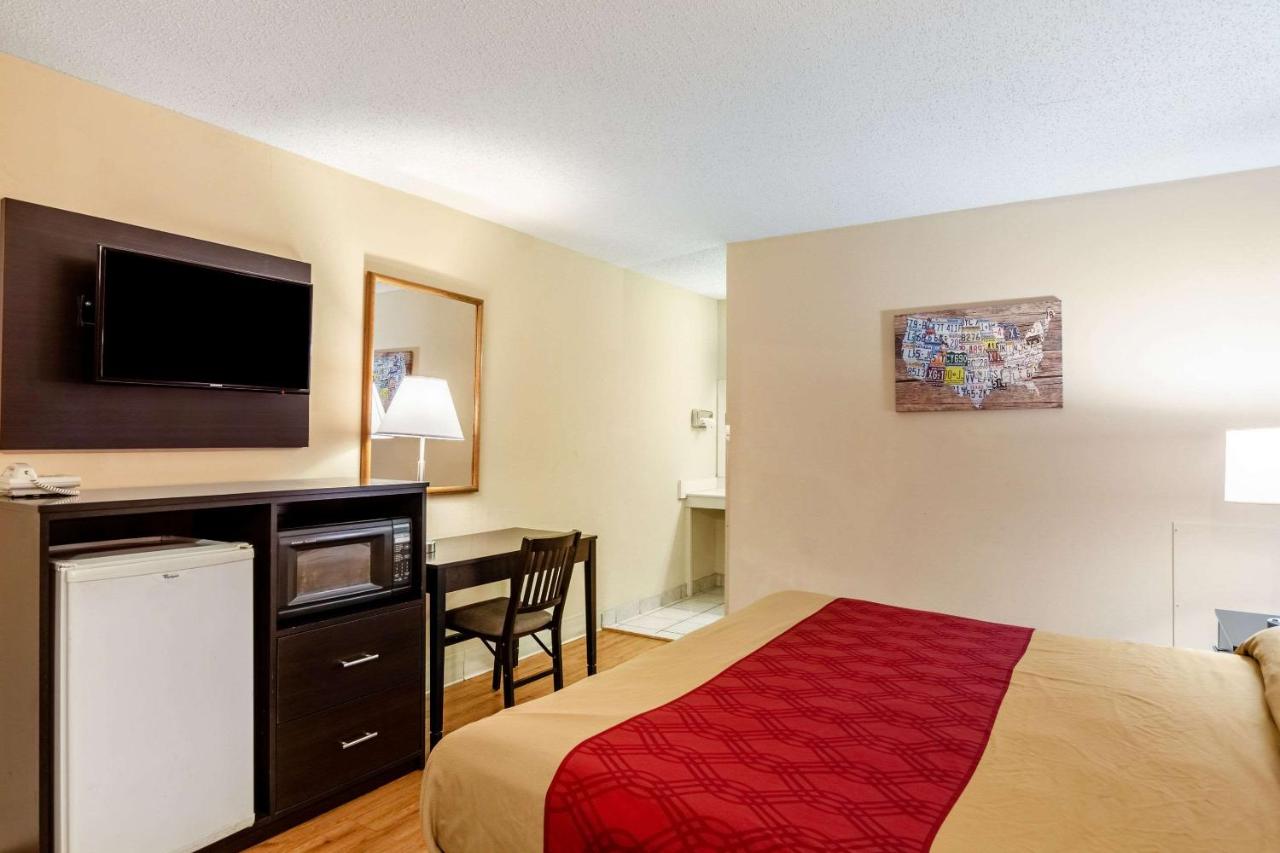  | Econo Lodge East Staunton