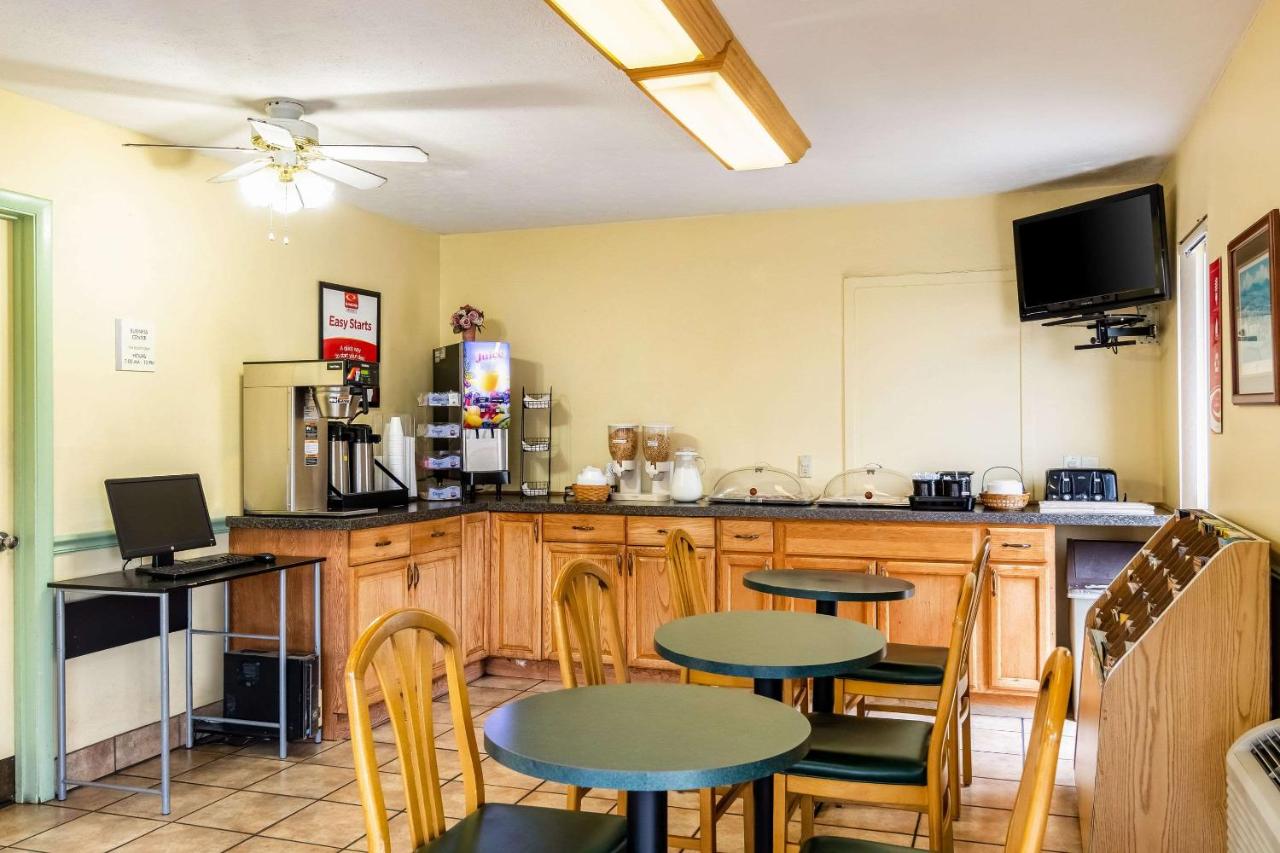  | Econo Lodge East Staunton