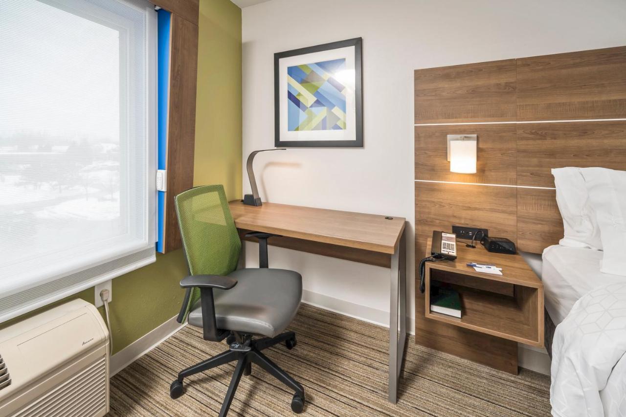 Deluxe King Room - Mobility Access at Holiday Inn Express Indianapolis South by IHG