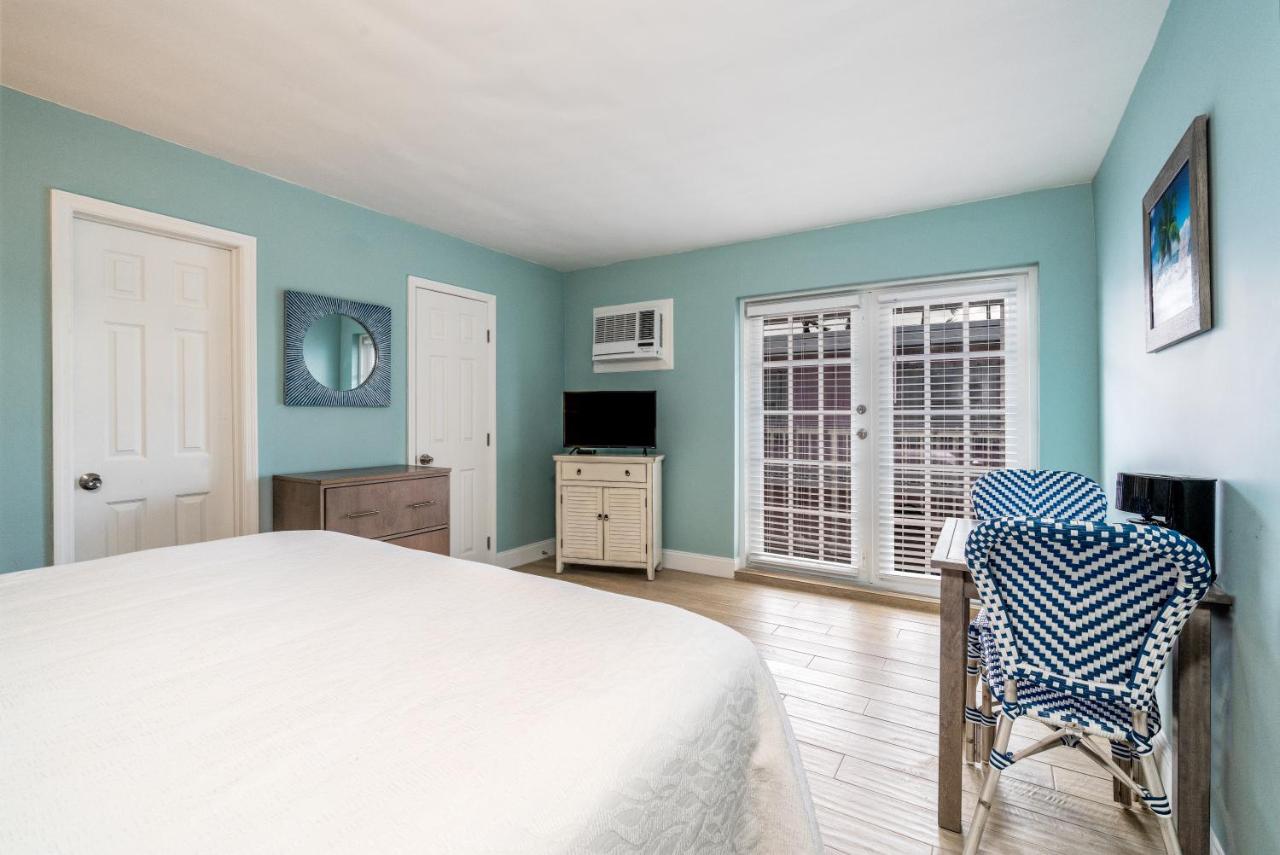 Standard King Room at Rainbow Bend Resort