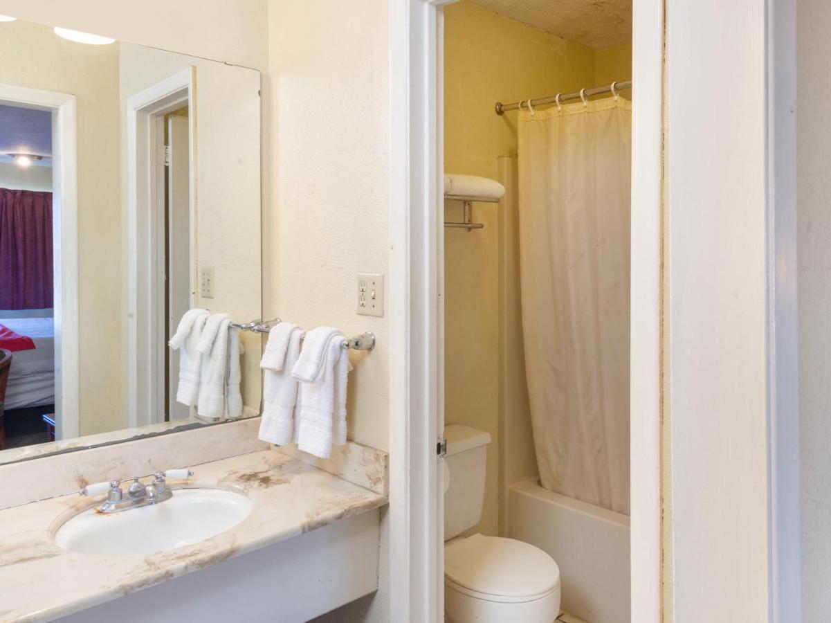 | Rest Inn - Extended Stay, I-40 Airport, Wedding & Event Center
