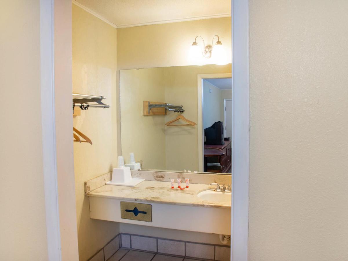 | Rest Inn - Extended Stay, I-40 Airport, Wedding & Event Center