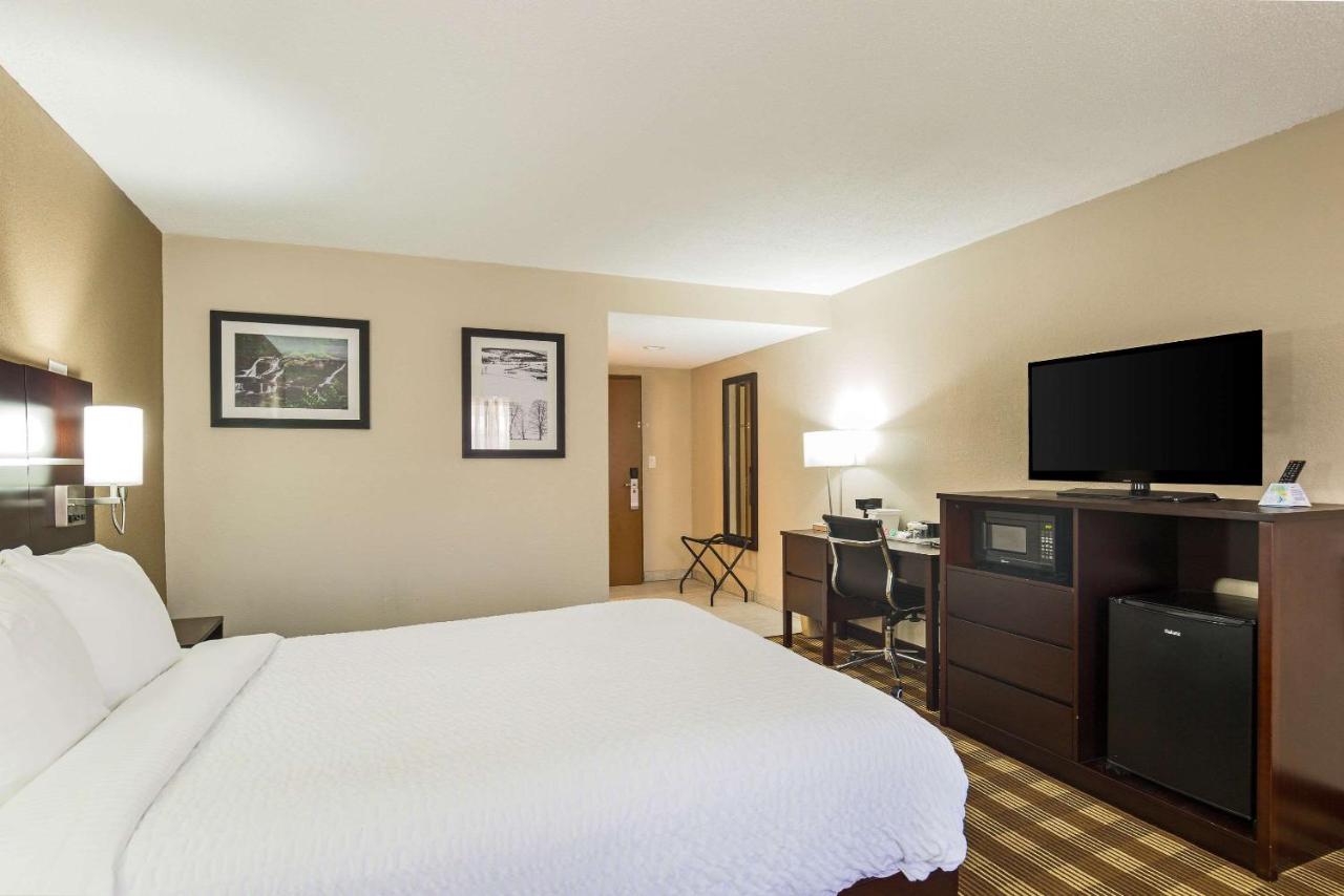 Queen Room - Non-Smoking at Clarion Inn & Suites Stroudsburg - Poconos