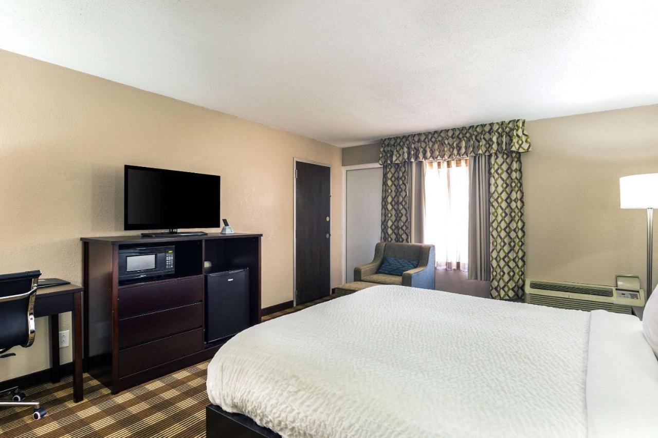 Deluxe King Room - Non-Smoking With Balcony at Clarion Inn & Suites Stroudsburg - Poconos