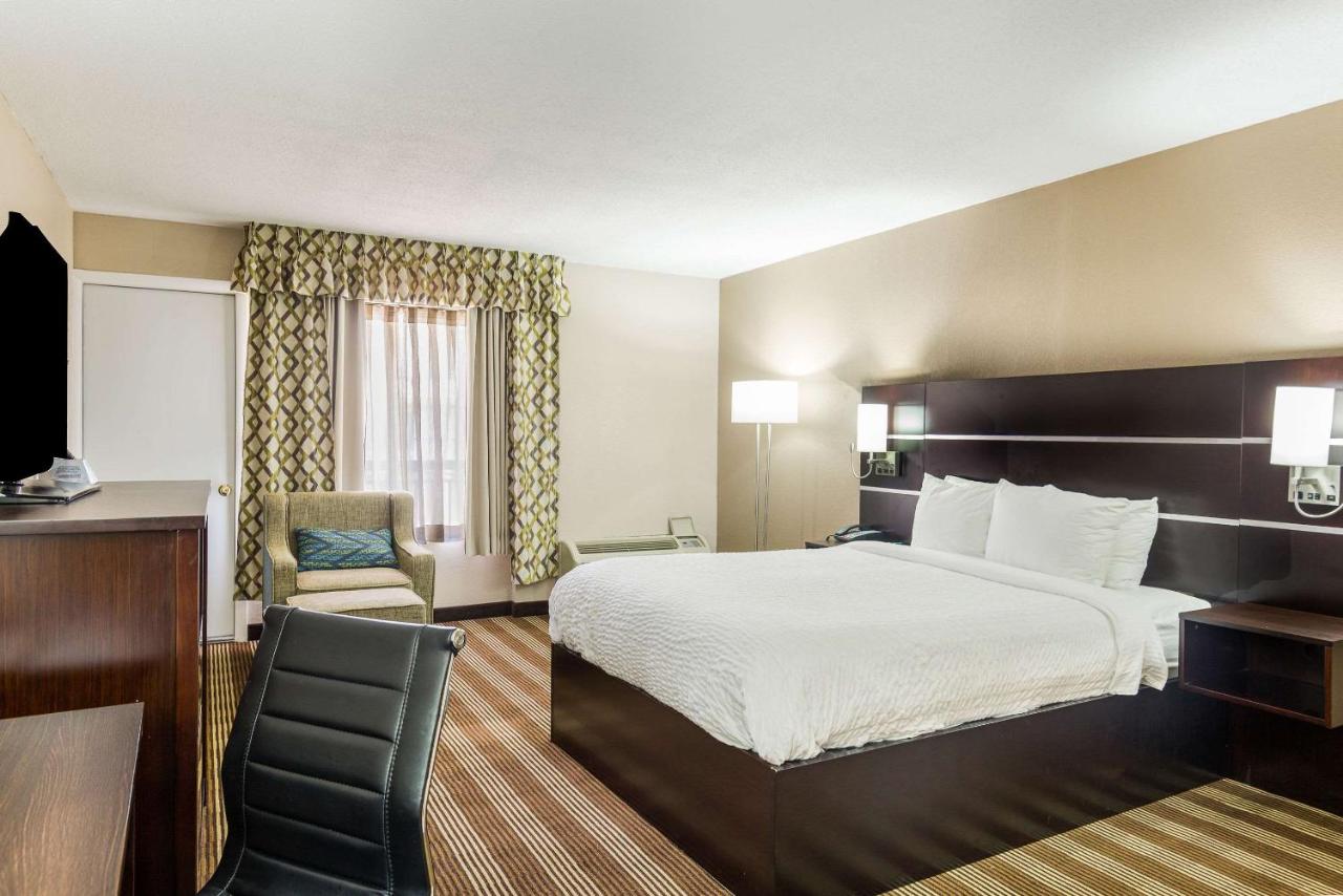 Queen Room - Non-Smoking at Clarion Inn & Suites Stroudsburg - Poconos