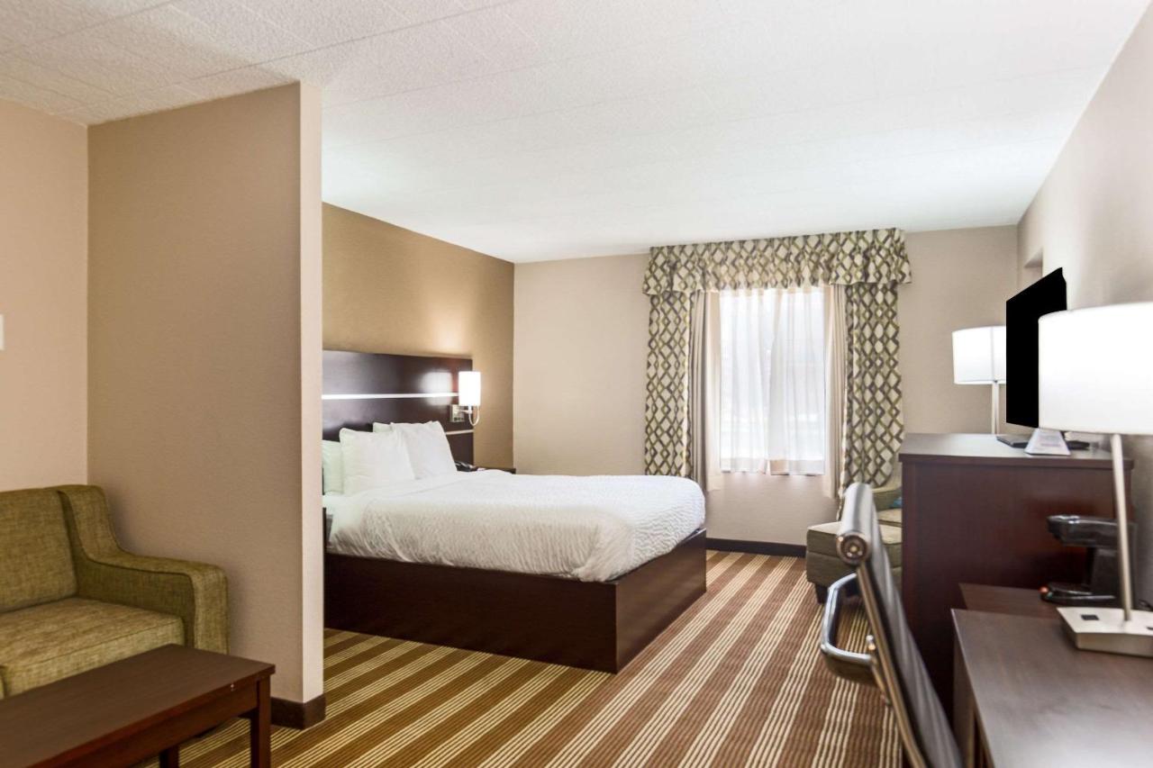 Queen Room - Non-Smoking at Clarion Inn & Suites Stroudsburg - Poconos