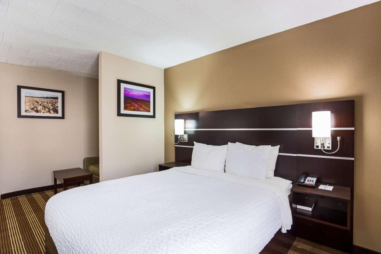 Queen Room - Non-Smoking at Clarion Inn & Suites Stroudsburg - Poconos