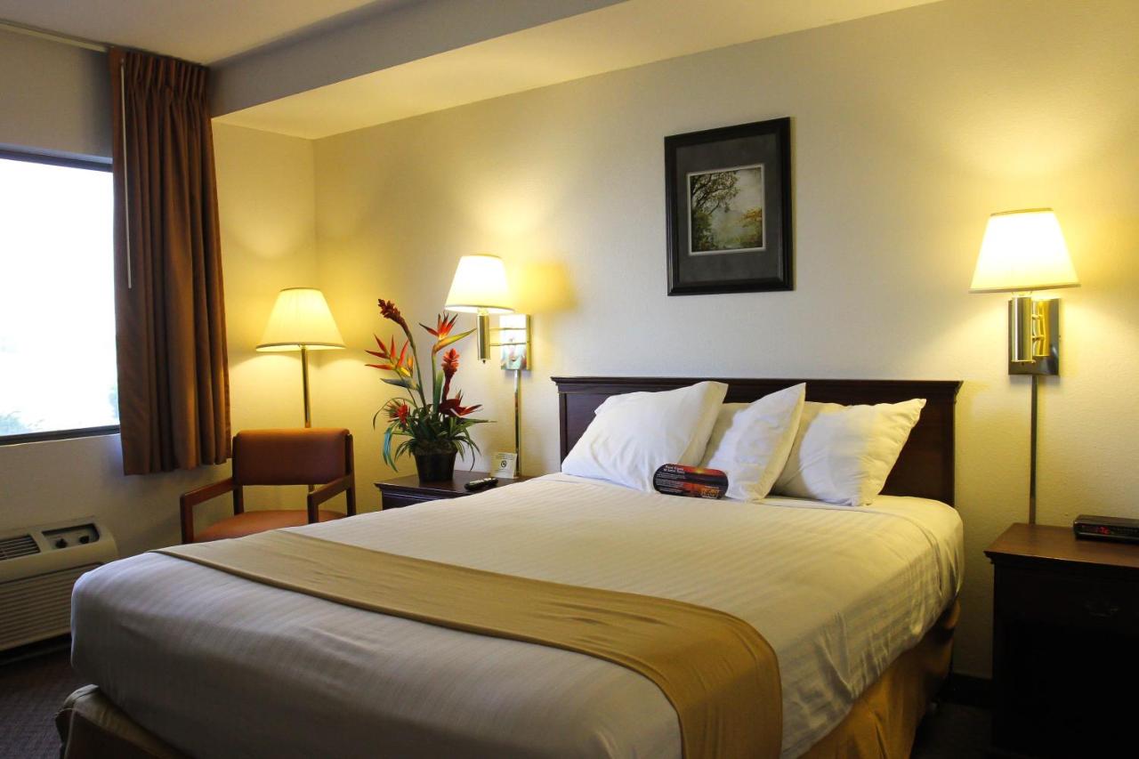 Queen Room at Clover Island Inn