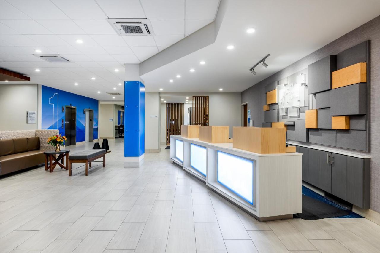 | Holiday Inn Express & Suites Santa Ana - Orange County, an IHG Hotel
