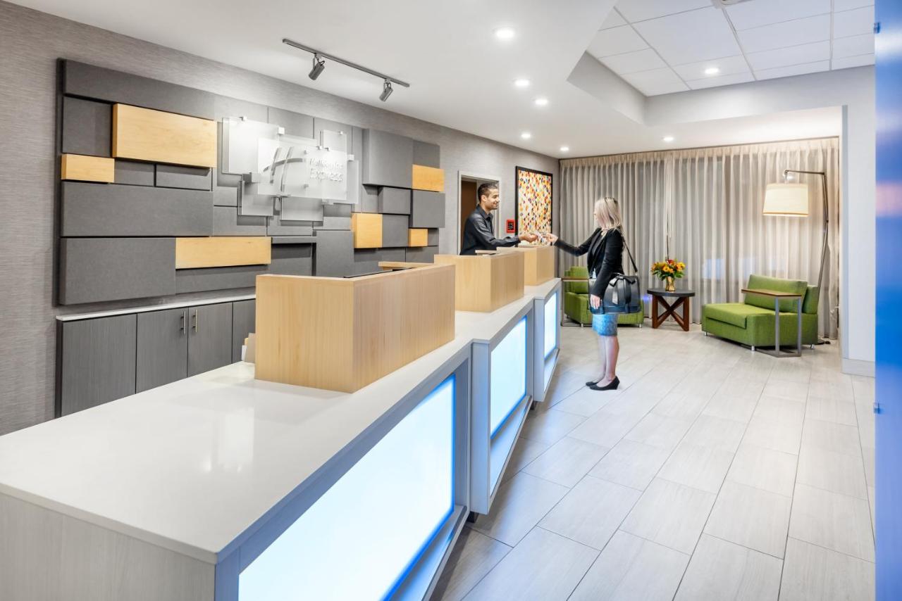 | Holiday Inn Express & Suites Santa Ana - Orange County, an IHG Hotel
