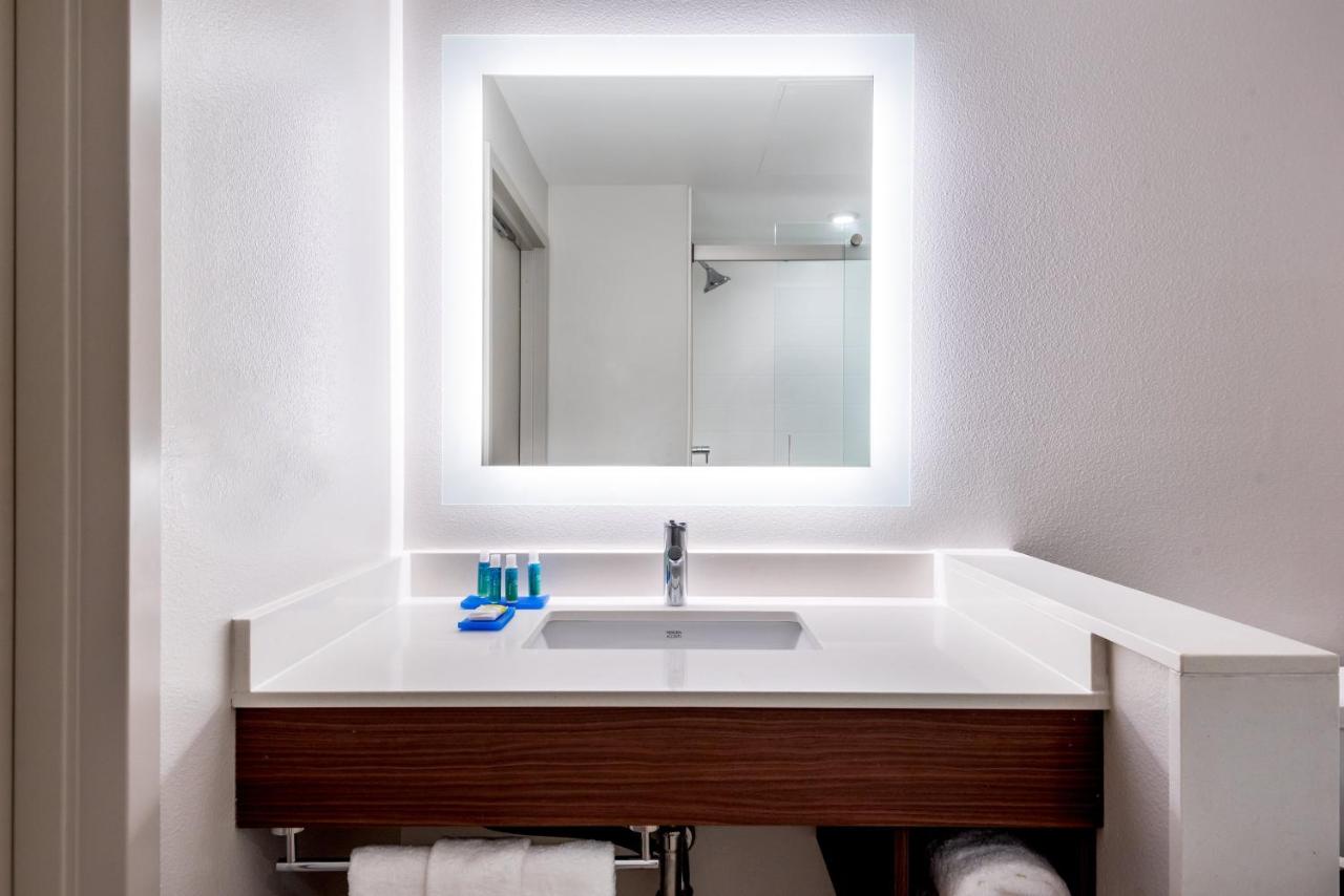 | Holiday Inn Express & Suites Santa Ana - Orange County, an IHG Hotel