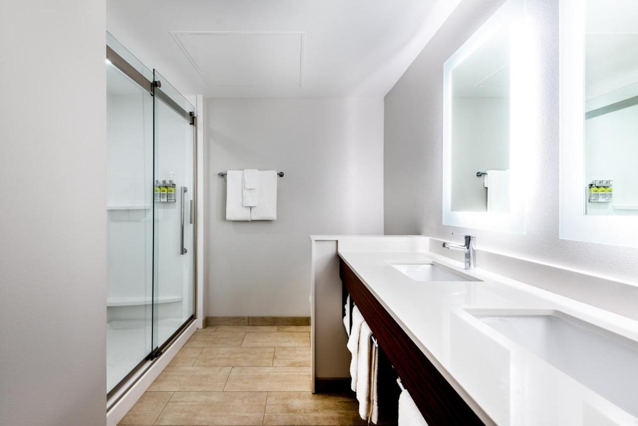 | Holiday Inn Express & Suites Santa Ana - Orange County, an IHG Hotel