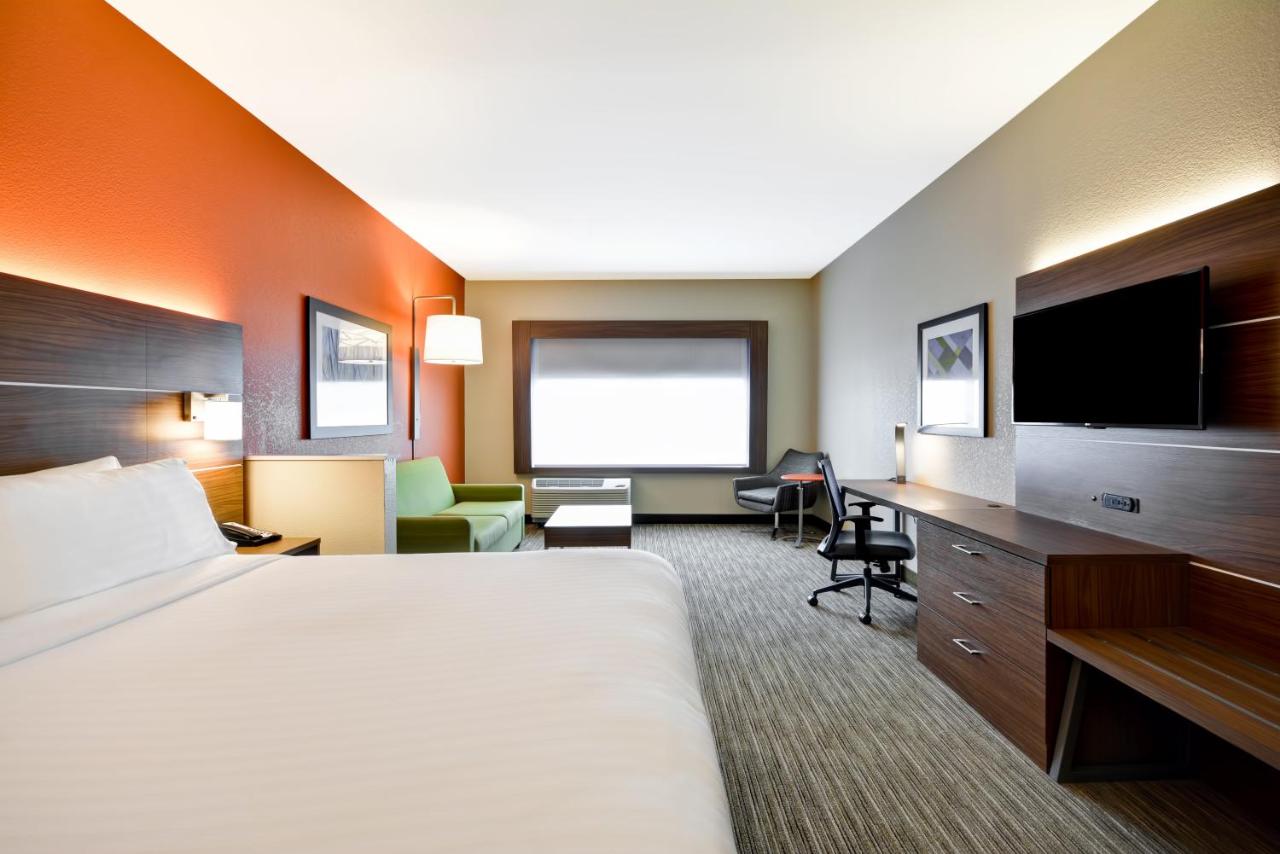 King Room - Hearing Accessible - Non-Smoking at Holiday Inn Express Evansville by IHG