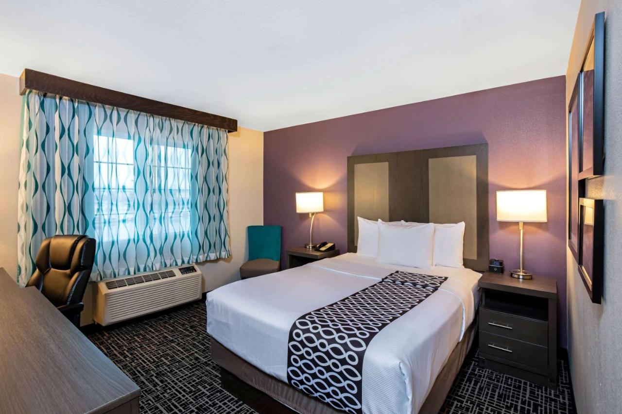 Deluxe Queen Room at La Quinta Inn & Suites by Wyndham Las Vegas Nellis