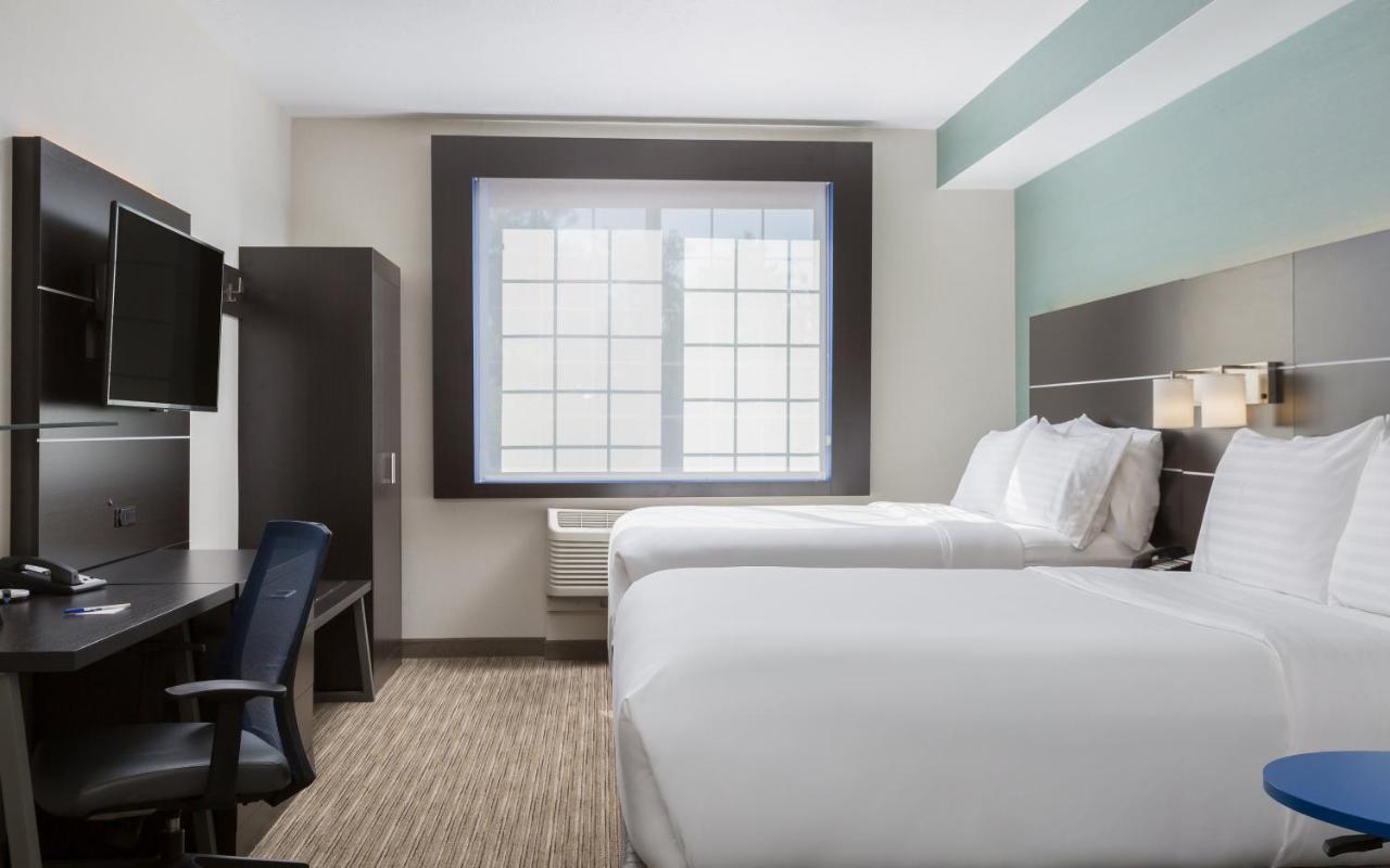 Queen Room with Two Queen Beds at Holiday Inn Express Hotel & Suites Eugene Downtown-University by IHG