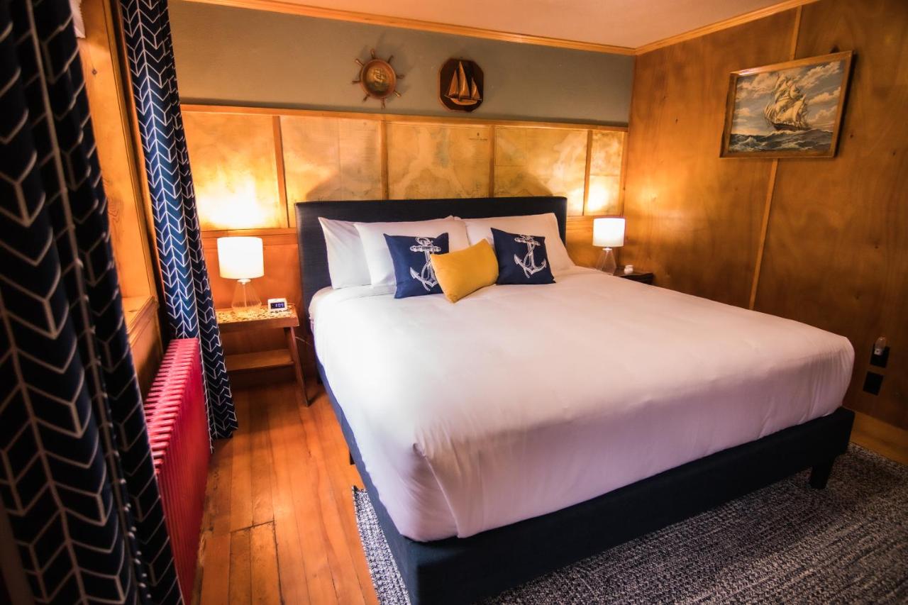 Deluxe King Room at Anchor Inn Resort