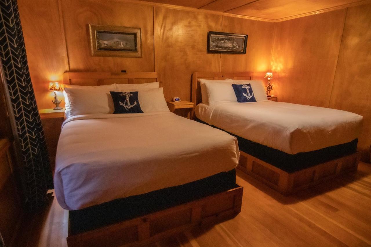 Deluxe Queen Suite at Anchor Inn Resort