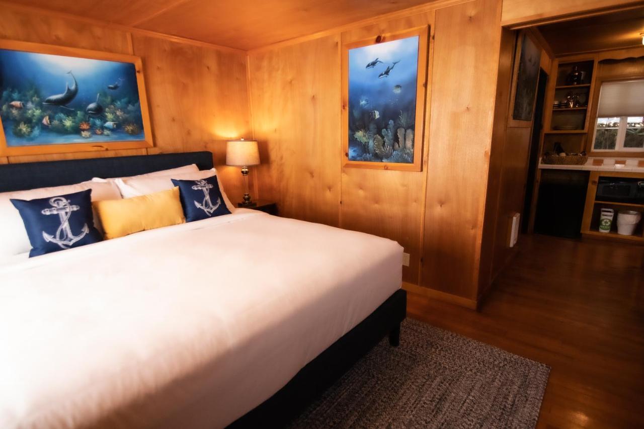 Deluxe King Room at Anchor Inn Resort
