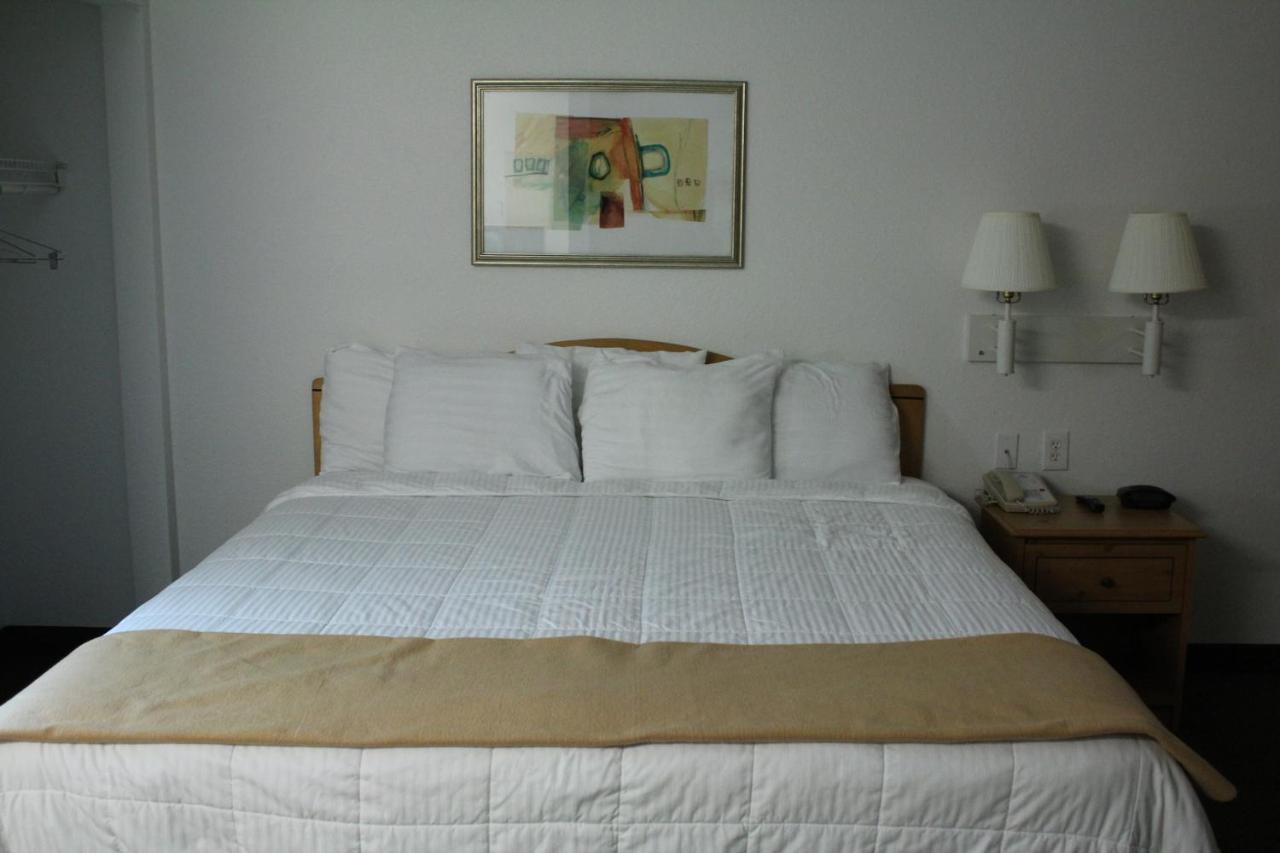 Deluxe Studio with One Queen Bed at Americas Best Value Inn & Suites Winnie