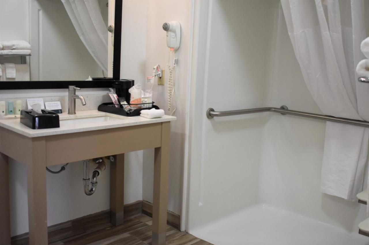 Double Room with Two Double Beds - Accessible/Non-Smoking at Quality Inn Scottsboro US/72 - Lake Guntersville Area