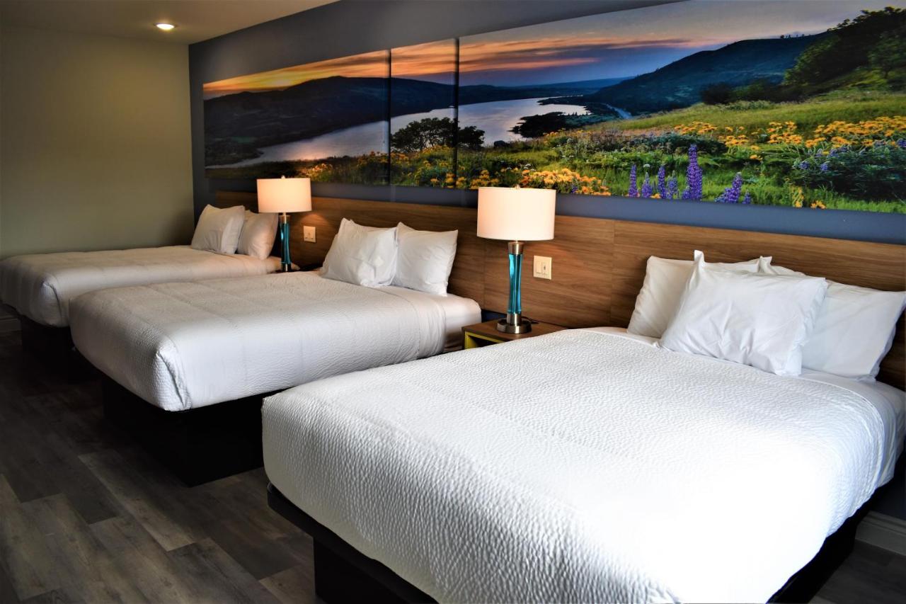 Queen Room with Three Queen Beds - Non-Smoking at Days Inn & Suites by Wyndham Downtown/University of Houston