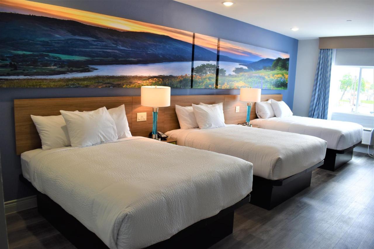 Queen Room with Three Queen Beds - Non-Smoking at Days Inn & Suites by Wyndham Downtown/University of Houston