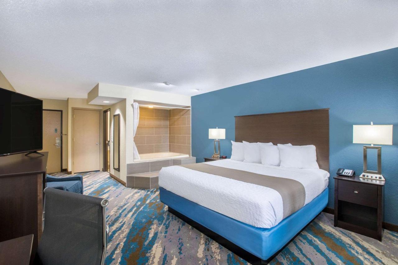 King Suite - Non-Smoking at AmericInn by Wyndham Prairie du Chien