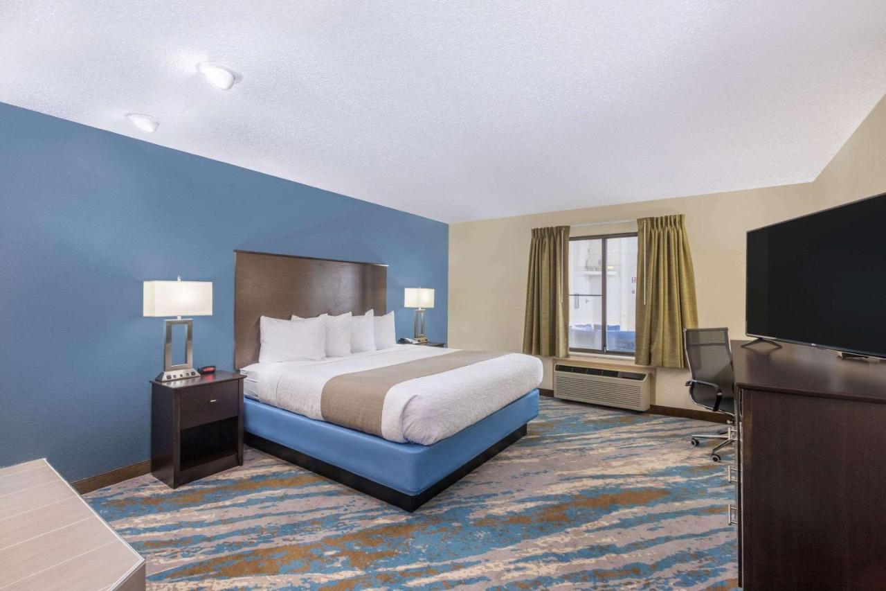 King Suite - Non-Smoking at AmericInn by Wyndham Prairie du Chien