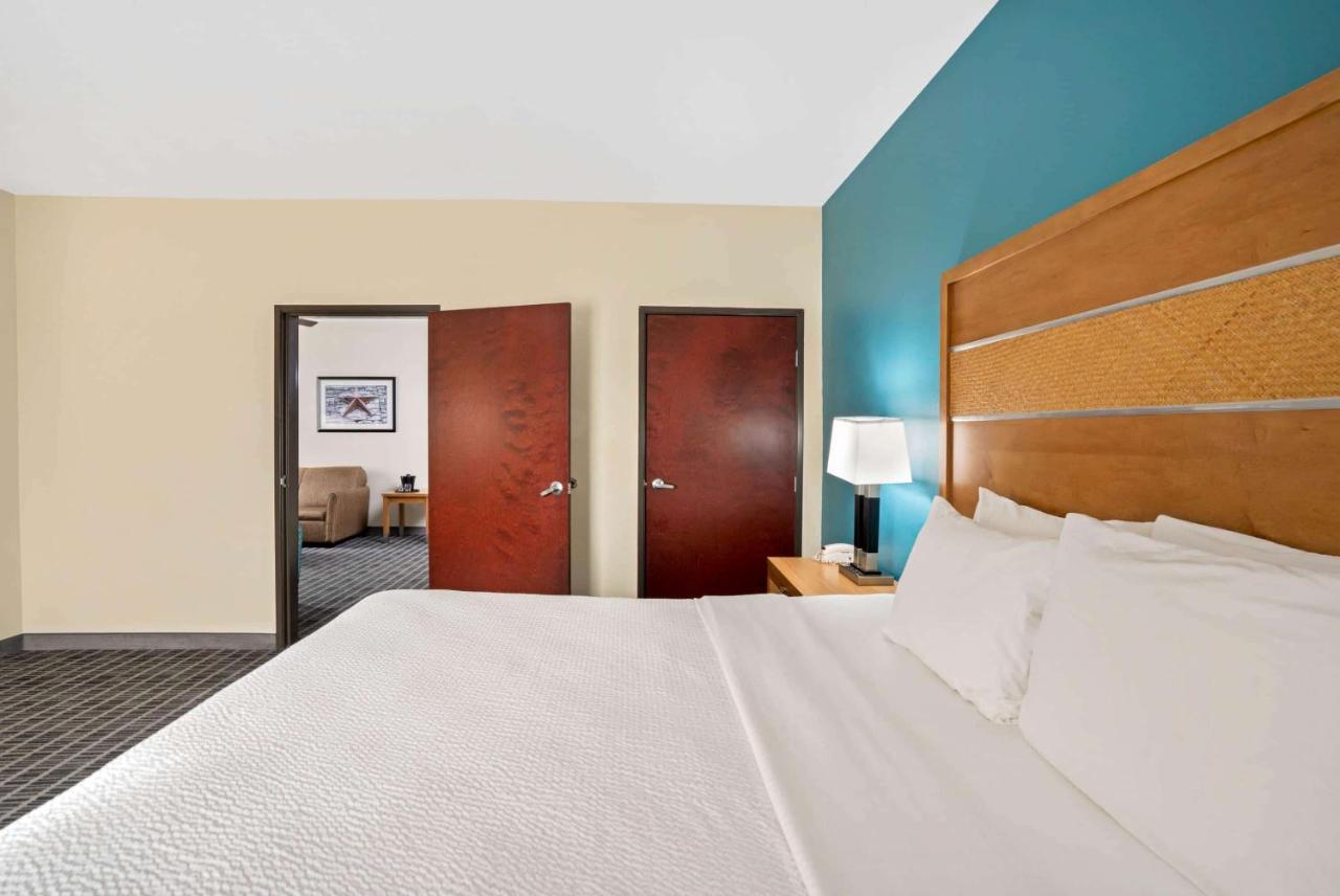 Deluxe Family Suite - Mobility Access/Non-Smoking at La Quinta by Wyndham Houston Willowbrook Vintage Park