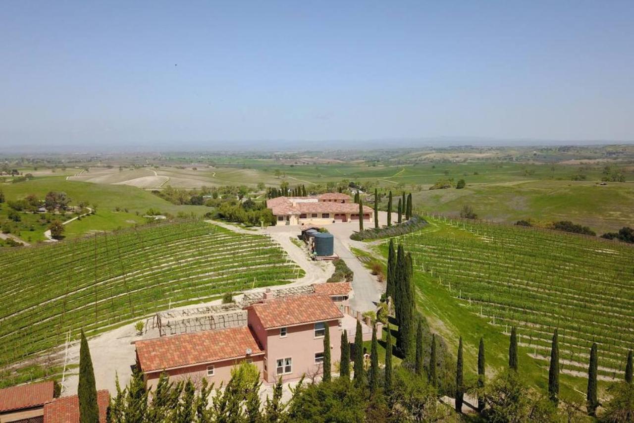 | Aterno Vineyard, Guest House
